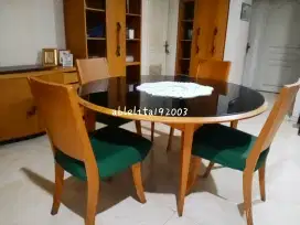 Meja bundar (nett), cek deskripsinya.