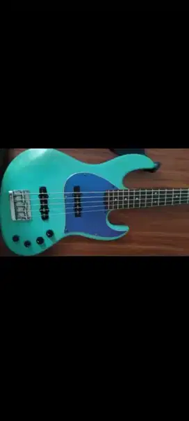 Bass Mavis 5 string