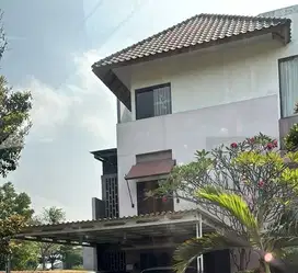 Rumah Mewah 2 1/2 Lantai Di De Park, BSD