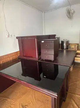 4 Meja kantor + kaca