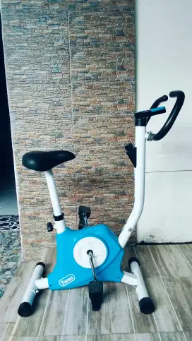 Sepeda statis, untuk olah raga di rumah.