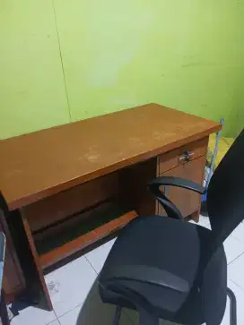 Meja dan kursi kerja