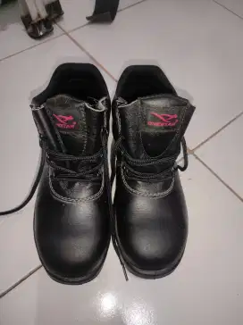 Sepatu safety, merk cheetah