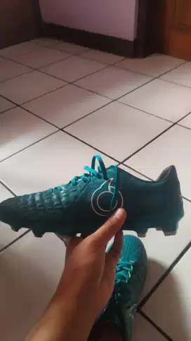 Dijual sepatu bola