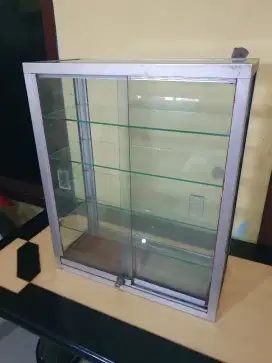 Etalase kaca kecil