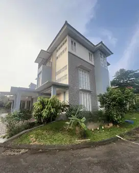 Rumah Huk depan Taman The Icon BSD