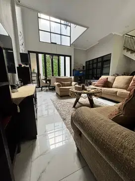 Rumah Mewah 3 Lantai ada Rooftop Dekat Stasiun & Pusat Bisnis. rth