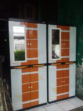 Lemari pakaian gantung