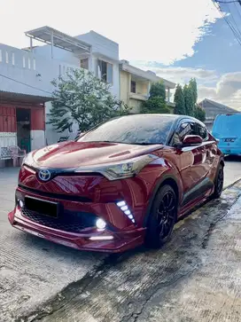 Toyota CHR Hybrid Dual Tone Red Mica Super Low KM Pajak Panjang