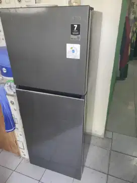 Di jual kulkas 2 pintu pemakaian baru 2 bulan kondisi mash seprti baru