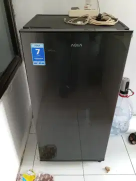 Di jual kulkas bekas merk AQUA 1 pintu