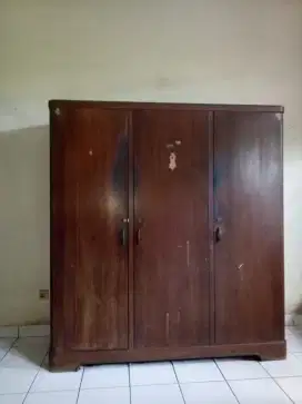 Lemari jati antik, cek deskripsinya.