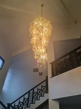 Lampu Gantung Kristal Mewah Model Daun Emas – Elegan & Artistik