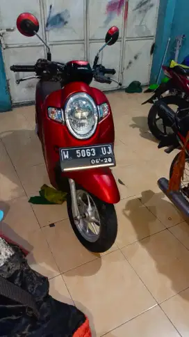 Scoopy merah doff