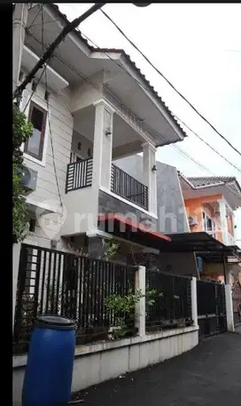 Rumah Bagus Kokoh 2 Lantai dlm Cluster Jalan raya 2 Mobil di Kalisari