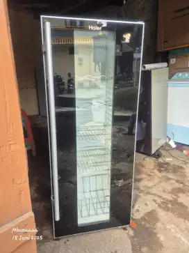 Showcase minuman merk haier siap pakai