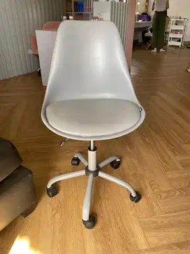 Kursi kantor warna abu