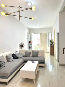 Rumah 3 lantai Taman Ratu dalam komplek dekat Greenville Tanjung Duren