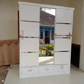 Lemari pakaian pintu geser