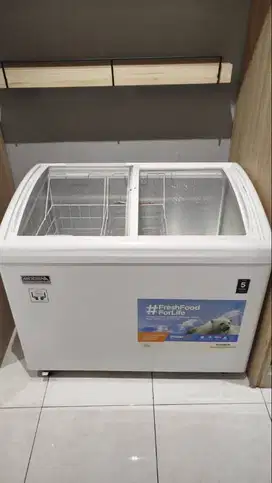 MODENA SLIDING GLAZZ FREEZER MC 335 KAPASITAS 336 LITER