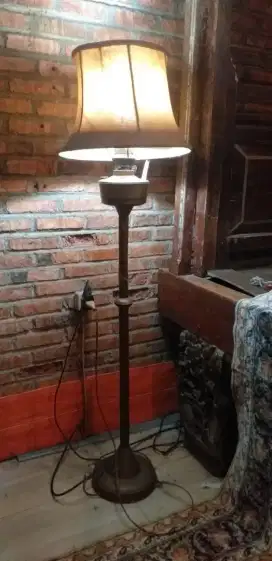 Lampu standing kuningan voc kap bahan