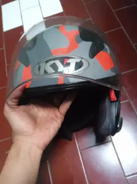 Dijual helm KYT merah hitam