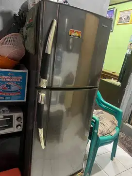 Kulkas sharp 2 pintu
