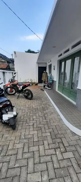 Rumah Hoek Strategis Terawat di Sayap Buah Batu Bandung