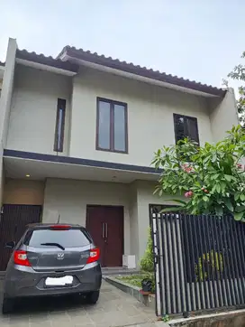 Rumah Bagus 2.5 Lantai di Perumahan Puri Gading Dekat Tol Jatiwarna