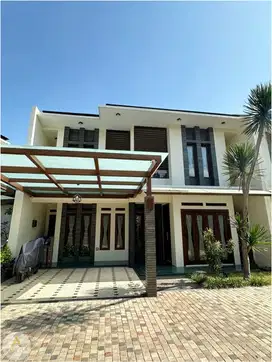 rumah di Ciumbuleuit cidadap ada kolam renang Full Furnished