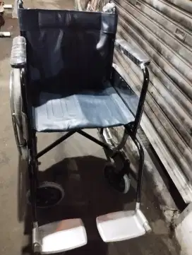 Kursi roda bekas siap pakai