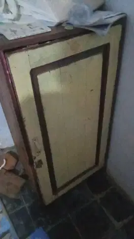 Lemari kayu kecil