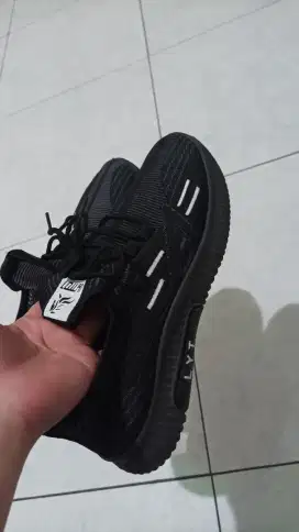 Sepatu Joging Warna Hitam