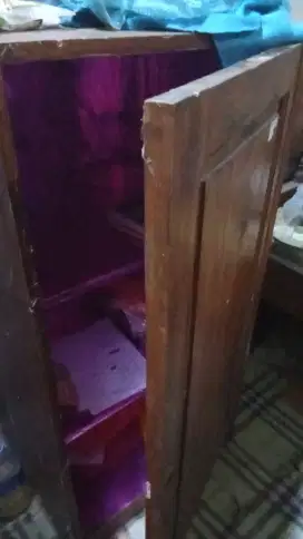 Lemari kayu kecil