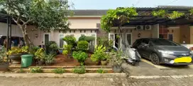 Rumah di kompleks depan taman