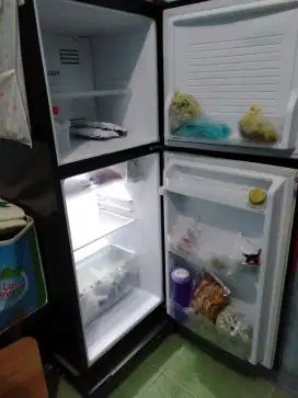 Kulkas 2 pintu.. merek agua.