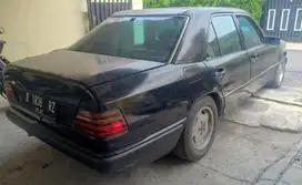Mercedes-Benz E230 1990 Bensin