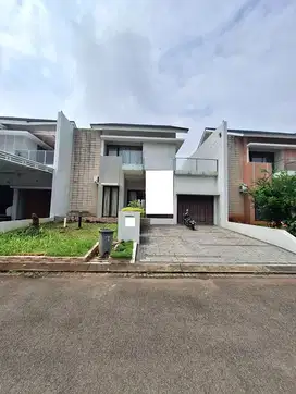 Rumah bebas banjir di Asia Tropis Harapan Indah Bekasi