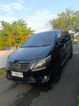 Innova V 2.5 AT 2013