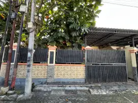 RUMAH SUDUT DENGAN TAMAN DAN GAZEBO