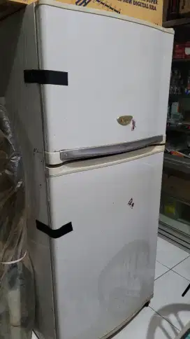 Sharp Kulkas Bekas Big Size kondisi rusak kap 500ltr