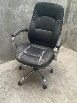 Kursi direktur bekas