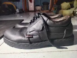 Sepatu kulit LEA size 40