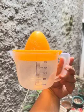 Perasan jeruk dan botol saos