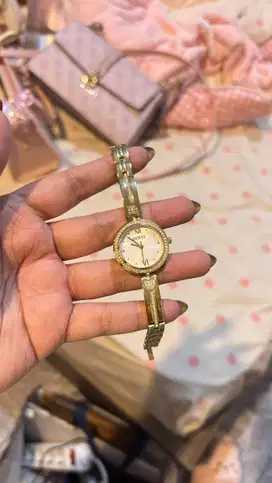 GUESS LADIES WATCH LOVEY GOLD TONE (Jam Tangan Guess) ORIII 100000%