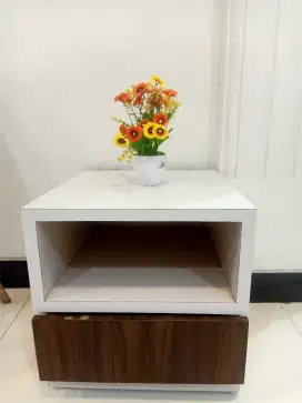 Rak nakas rak pojok