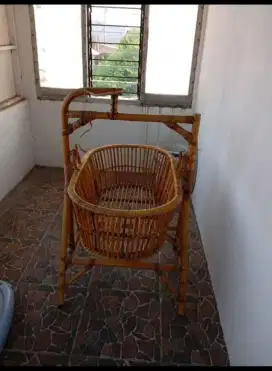 Ayunan kayu rotan bayi