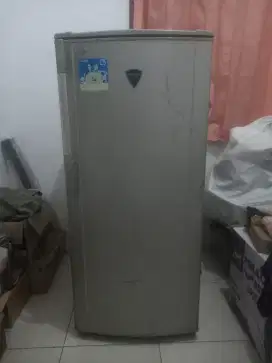 Freezer standing 6 rak sharp