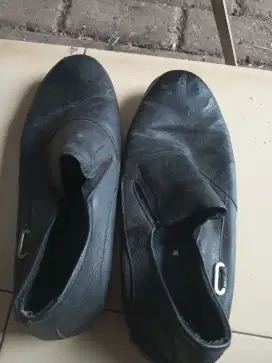 Sepatu kulit pria