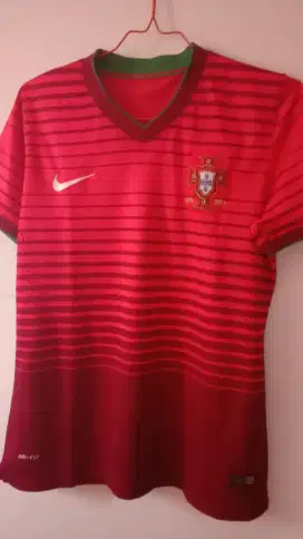 1 buah Jersey Timnas Portugal , original dari  Nike, ukuran M, Keren!